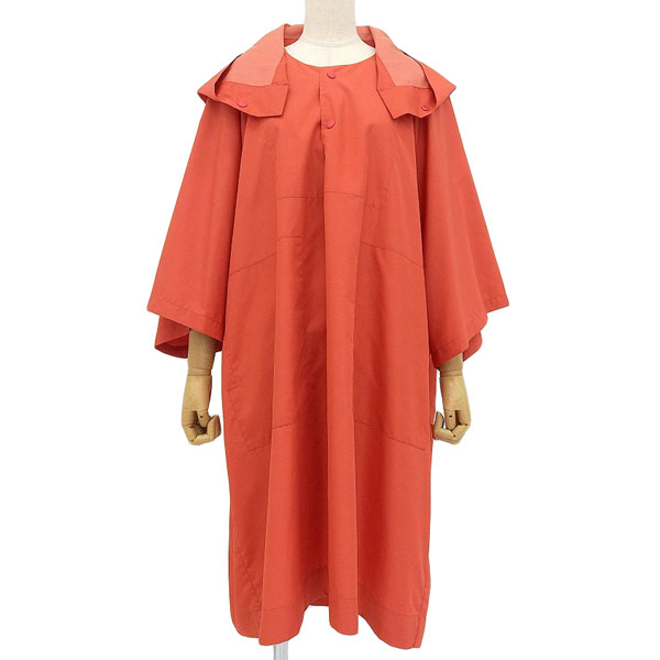 ◆美品◆ イッセイミヤケ ISSEY MIYAKE 横尾美美コラボ プリントポンチョ コート レッド MI03FA061 [Y03369]