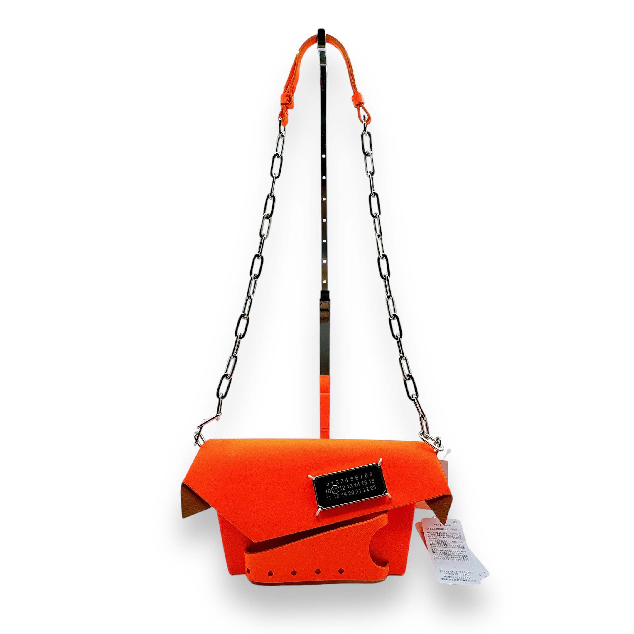 Maison Margiela メゾン マルジェラ SNATCHED スナッチト スモールチェーン レザー 2WAY ショルダーバッグ クラッチバッグ オレンジ S56WF0159 正規品 Nランク【未使用】【鑑定済み】【送料無料】