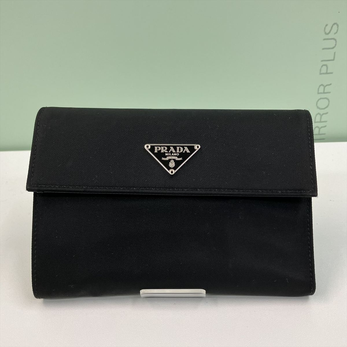新品同様　PRADA プラダ　三つ折り財布　ナイロン　三角プレート　ブラック PRADA プラダ 三角プレート ナイロン 三つ折り財布 ブラック｜Yahoo