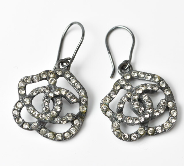 シャネル ピアス CHANEL カメリアモチーフ ココマーク ラインストーン クロムシルバー【中古】｜Import Shop P.I.T.