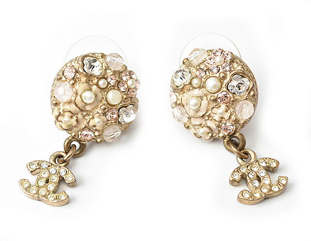 【花咲く耳元】CHANEL CCロゴ×フラワーパール ピアス ゴールド CHANEL シャネル ピアス フラワー ココマークピアス CC メタル