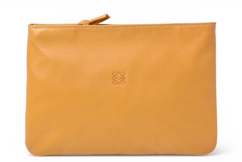 ロエベ コスメポーチ/化粧ポーチ LOEWE フラットポーチ ラムスキン アナグラム キャメル【中古】 18,150円