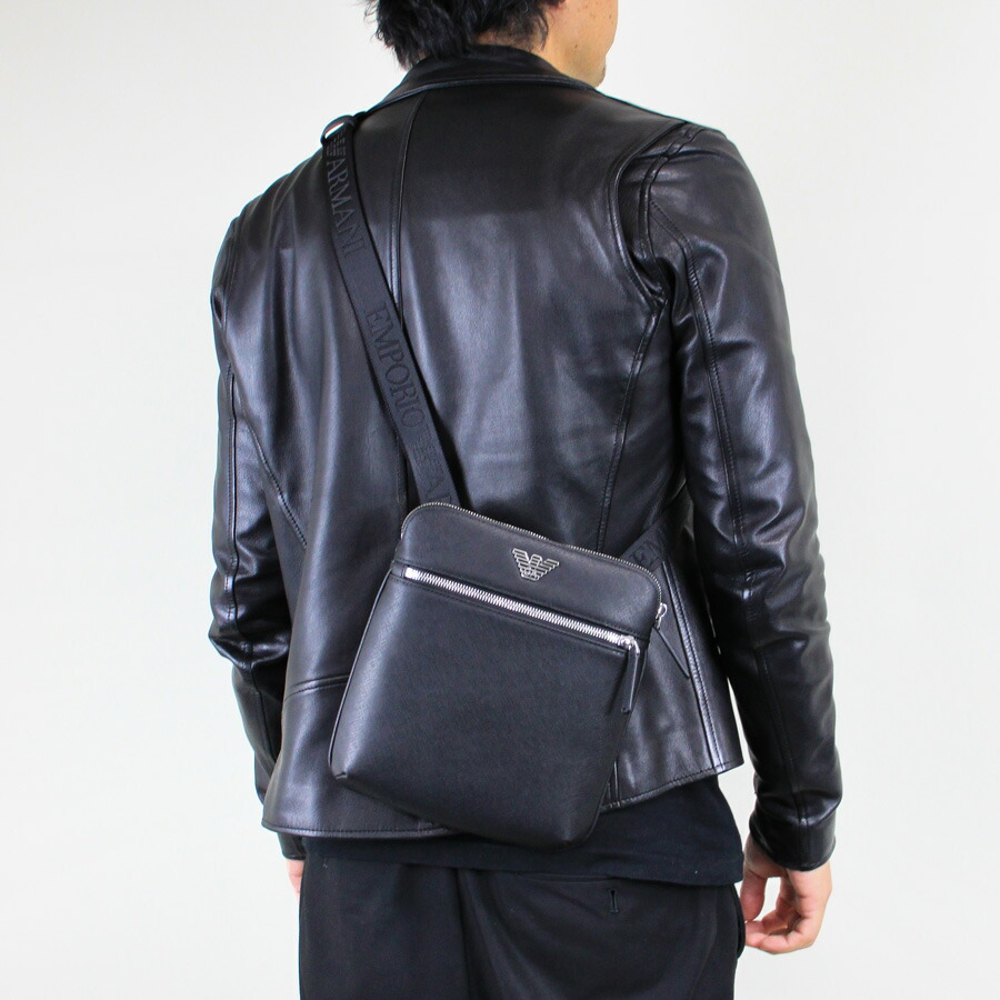 EMPORIO ARMANI(エンポリオアルマーニ)( Y4M185 Y138E)ASV フラットショルダーバッグ 再生サフィアーノレザー イーグルプレート付き メタルロゴ 鞄 イーグルプレート ユニセックス【2025年秋冬新作】|Brand Ambassador 店