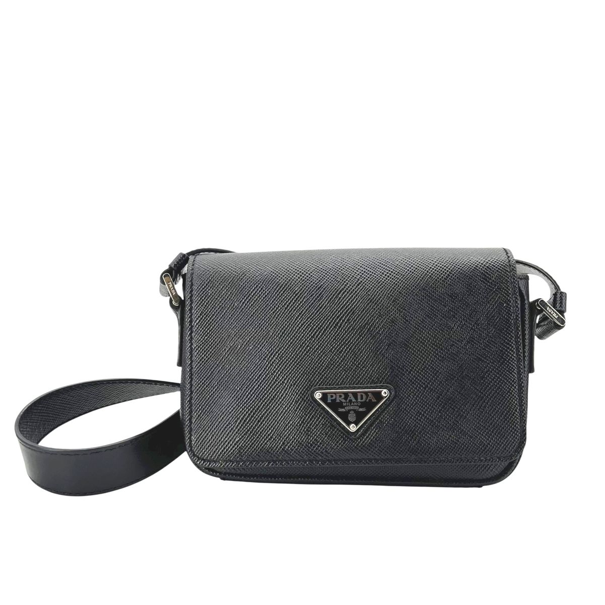美品 プラダ ショルダーバッグ 三角ロゴ サフィアーノ 斜め掛け ブラック PRADA - プラダ PRADA ショルダーバッグ サフィアーノ三角ロゴ