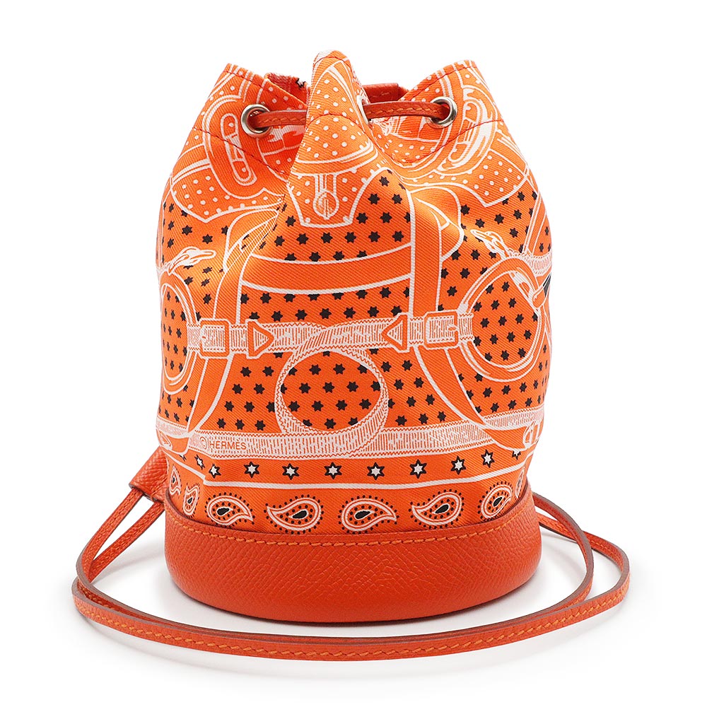 【未当て嵌める 見せびらかす品】エルメス HERMES ソワクール タイニー 前垂れ お人形さん バンダナ Eperon d Or Bandana 合切袋 合切袋 ショルダーバッグ 地絹 ヴォーエプソン なめし革 オレンジ色 フー しろがね色金具 T目じるし