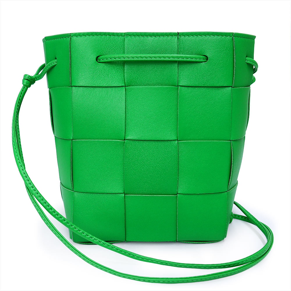 【未使用　展示品】BOTTEGA VENETA ボッテガヴェネタ 680218 マキシイントレチャート スモール カセット バケット ラムスキン グリーン パラキート ショルダーバッグ 斜め掛け レザー 59,400円