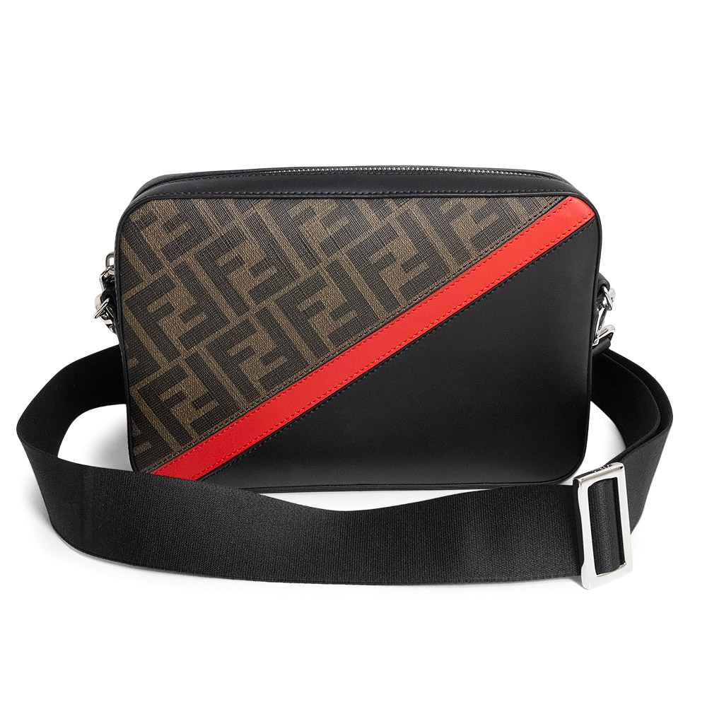 【未当て嵌める 見せびらかす品】FENDI フェンディ 7M0286 ダイアゴナル 写真機容れもの ズッカ PVC上塗り帆布 なめし革 赤銅色 赤いこと 黒いこと ショルダーバッグ 曲がった掛け しろがね色金具