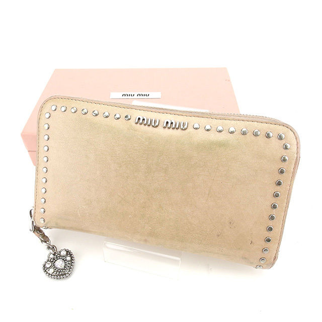 【お買い物マラソン★30％OFFクーポン】ミュウミュウ MIUMIU 長財布 スタッズ ハートチャーム付き ピンクベージュ×シルバー レディース 中古 ブランド ハイブランド ヴィンテージ