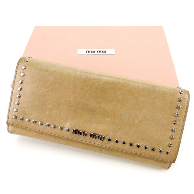 【月代わりの人大売り出し★29％OFFクーポン券】ミュウミュウ MIUMIU 長紙入れ スタッズ ハート形引きつける付き添い人 ベージュ×しろがね色 レディース 中古 ブランド名 ご機嫌ブランド名 ヴィンテージ