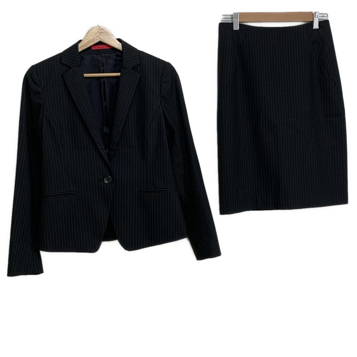 中古】wb(ダブリュービー) スカートスーツ 肩パッド ネイビー