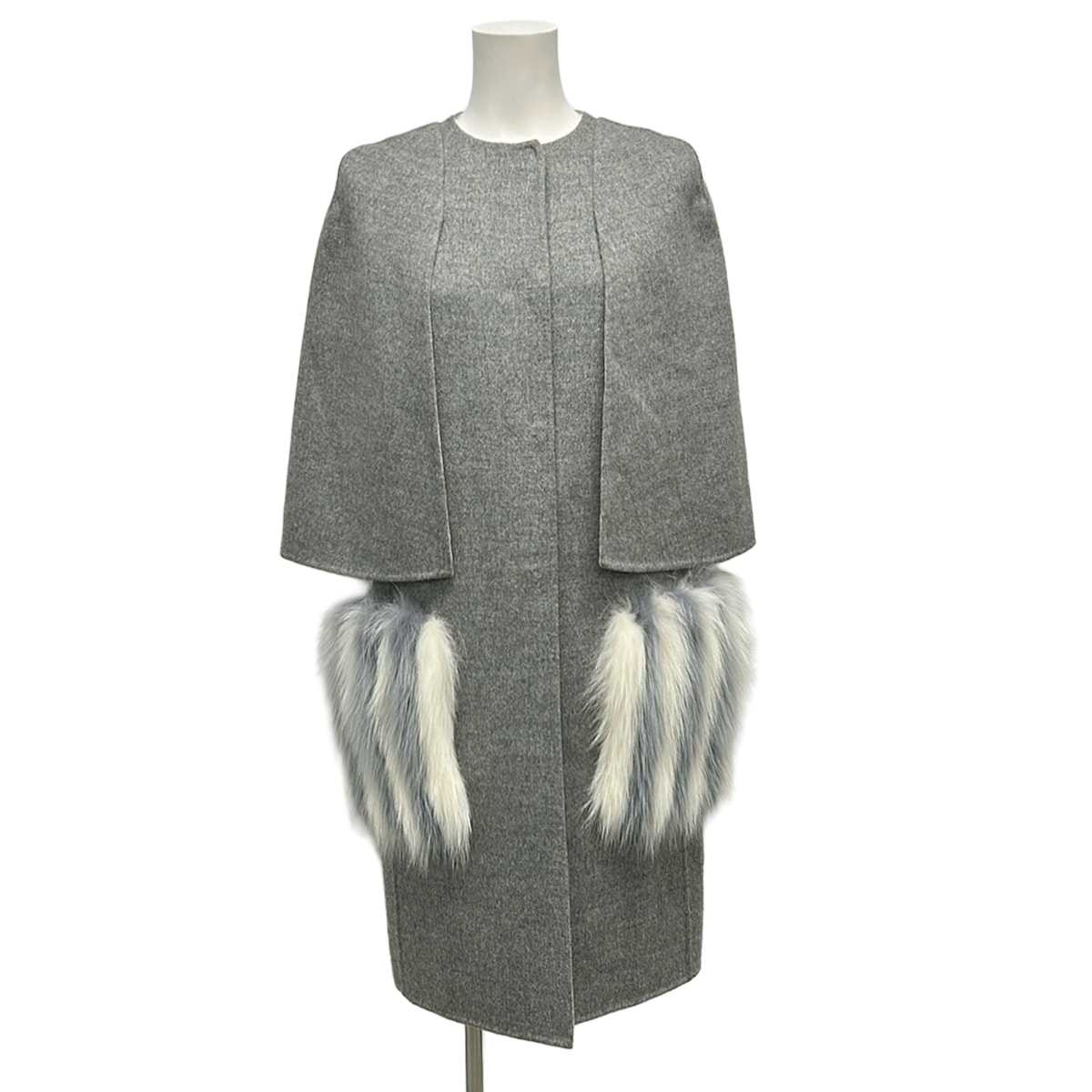 【新着】【中古】FENDI(フェンディ) コート 長袖/ケープコート/フォックス/秋/冬 グレー×白 ウール