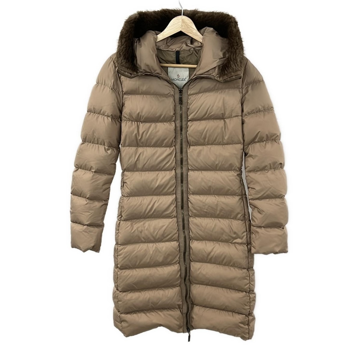 【新着】【中古】MONCLER(モンクレール) FABREFUR ダウンコート 長袖/ビーバー/ジップアップ/冬 ベージュ 15,525円