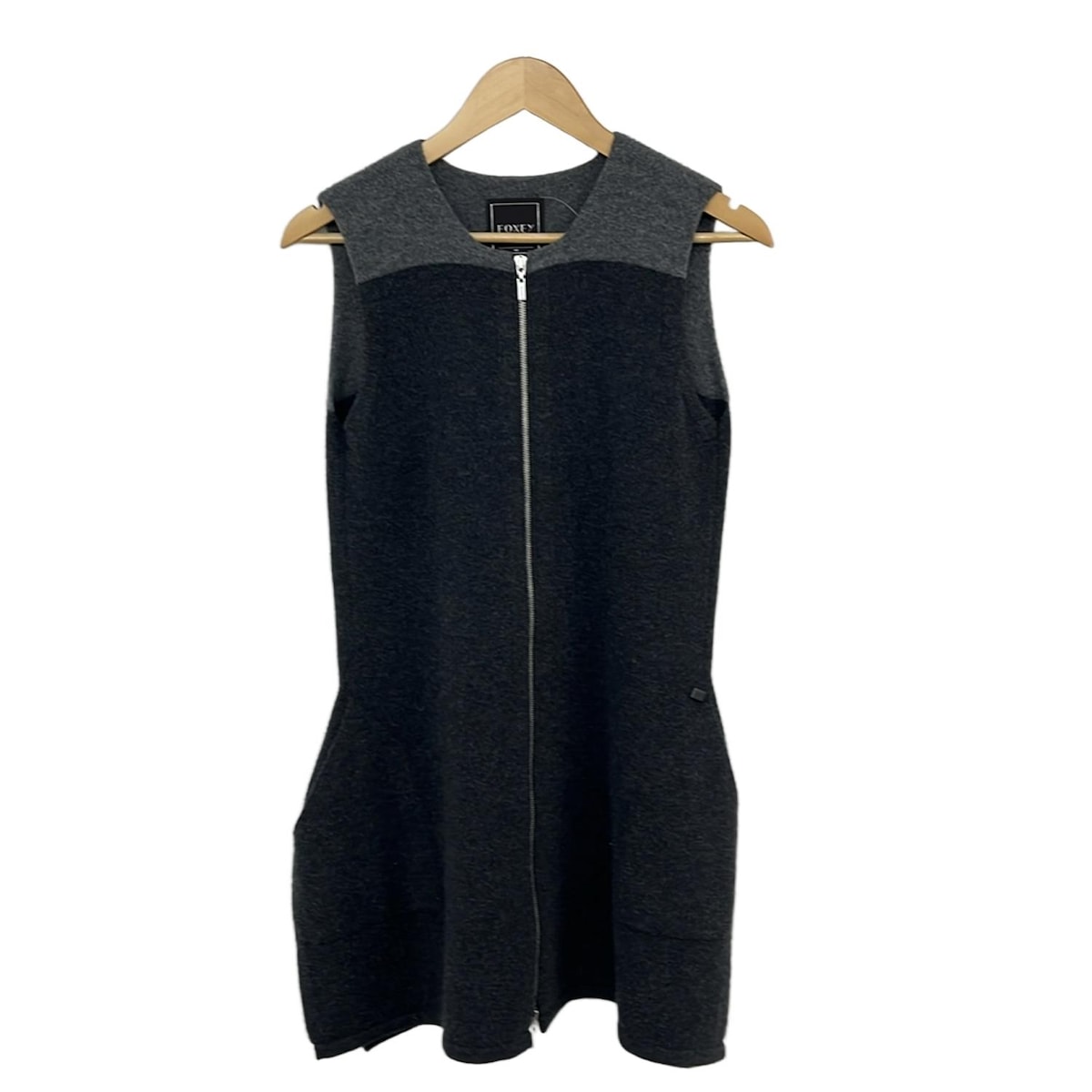 【新着】【中古】FOXEY(フォクシー) ワンピース クルーネック/ノースリーブ/ひざ丈/ジップアップ ダークグレー×黒