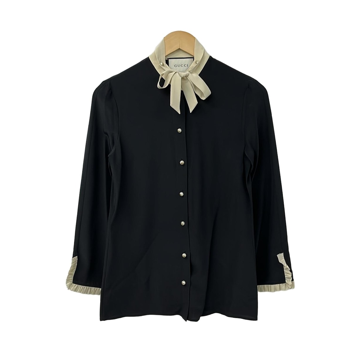 【新着】【中古】GUCCI(グッチ) 長袖シャツブラウス シルク/バンドカラー/ボウタイ(着脱可)/フリル/パールボタン 黒×アイボリー