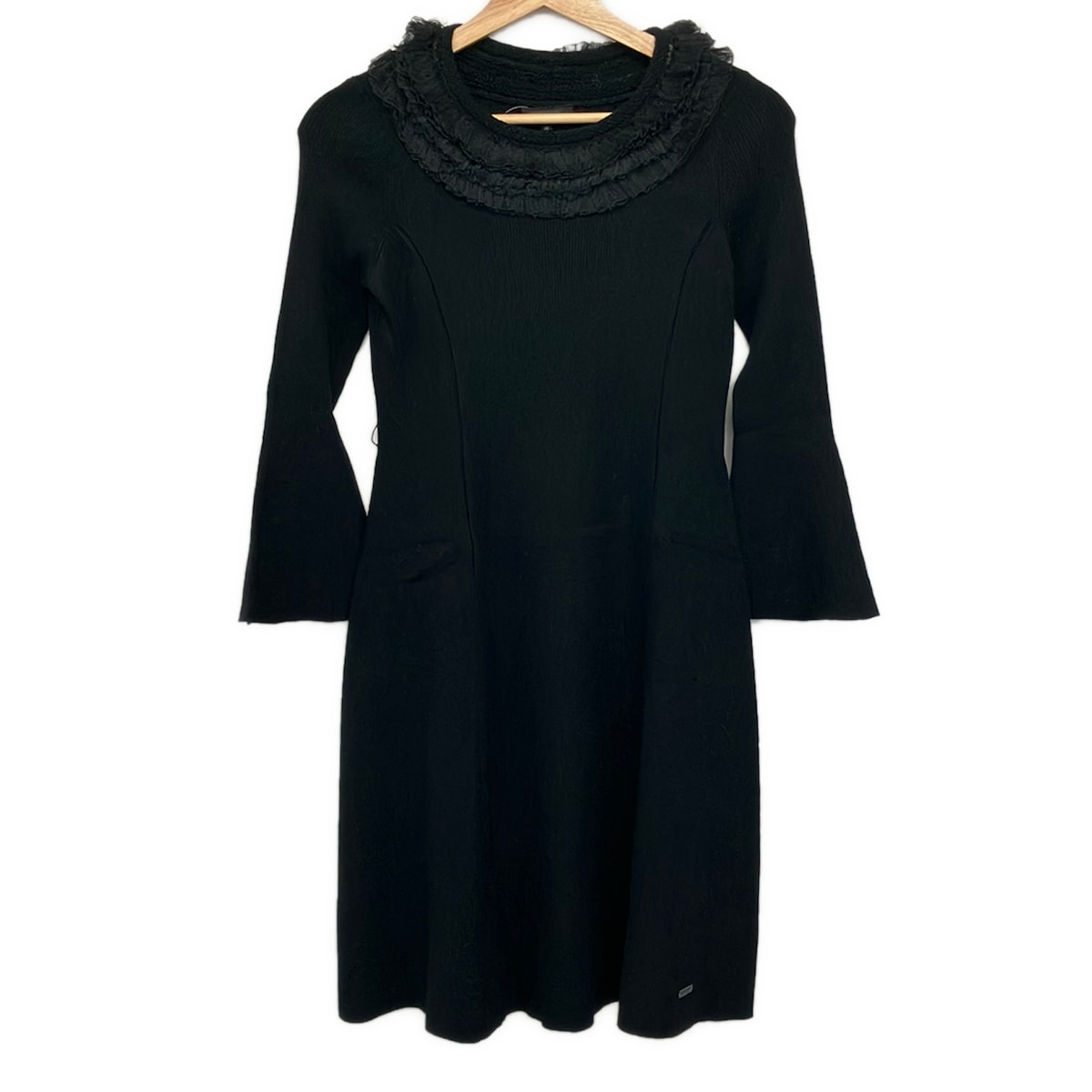 【新着】【中古】Burberry Black Label(バーバリーブラックレーベル) 衣装 労働者の一団素っ首/長袖/ひざ丈/リブニットワンピ/フラウンススピード競技/フラウンスほつれあり 黒