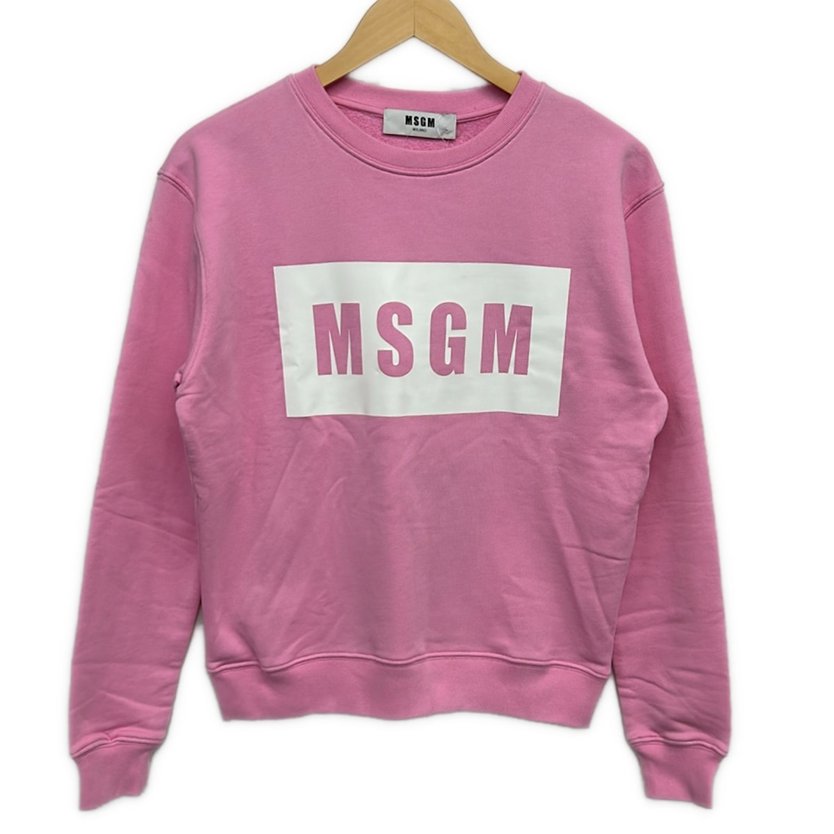 【中古】MSGM(エムエスジィエム) 調教師 ティーシャツ/ボックス席ロゴタイプ さくら色×白