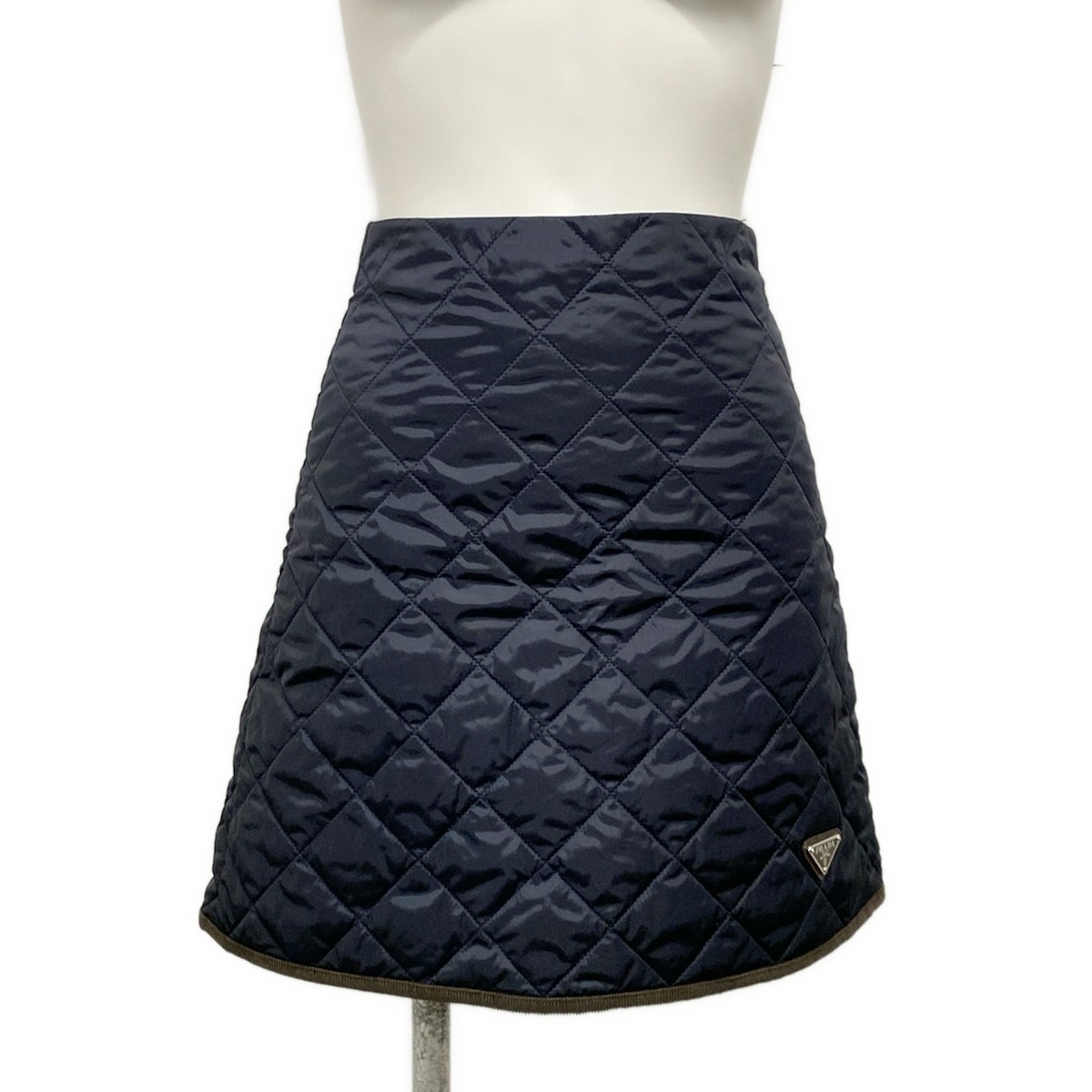 【新着】【中古】PRADA(プラダ) ミニスカート 2024年/中綿/トライアングルロゴ/キルティング ダークネイビー×ダークブラウン