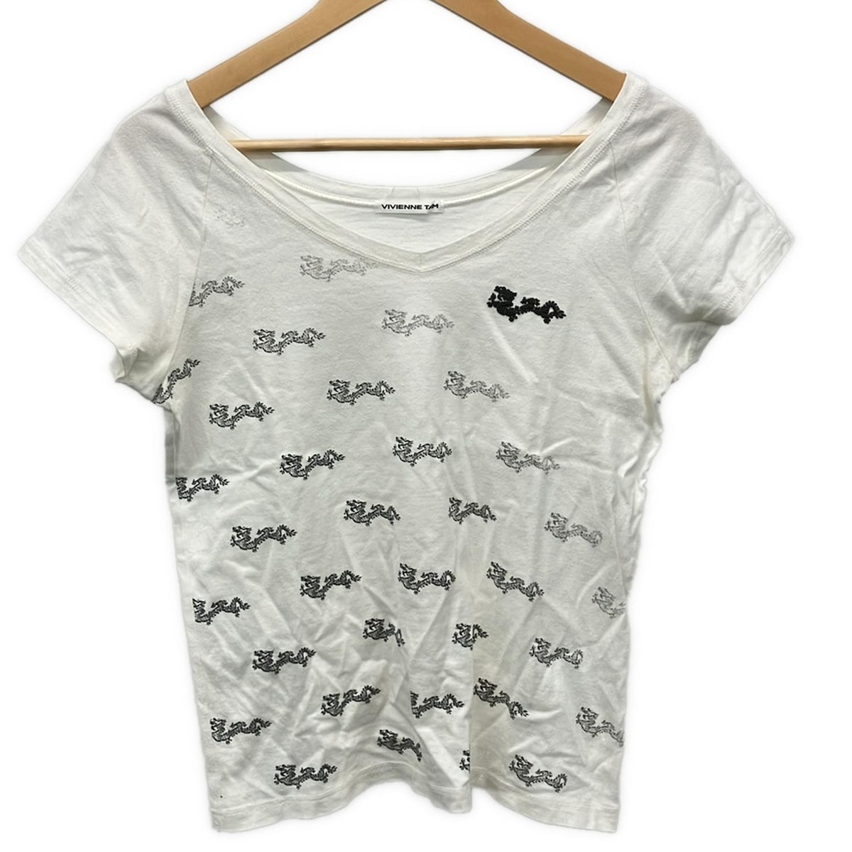 【新着】【中古】VIVIENNE TAM(ヴィヴィアンタム) 半袖Tシャツ Vネック/ラバー(左胸の龍)/プリント 白×ダークグレー×グレー