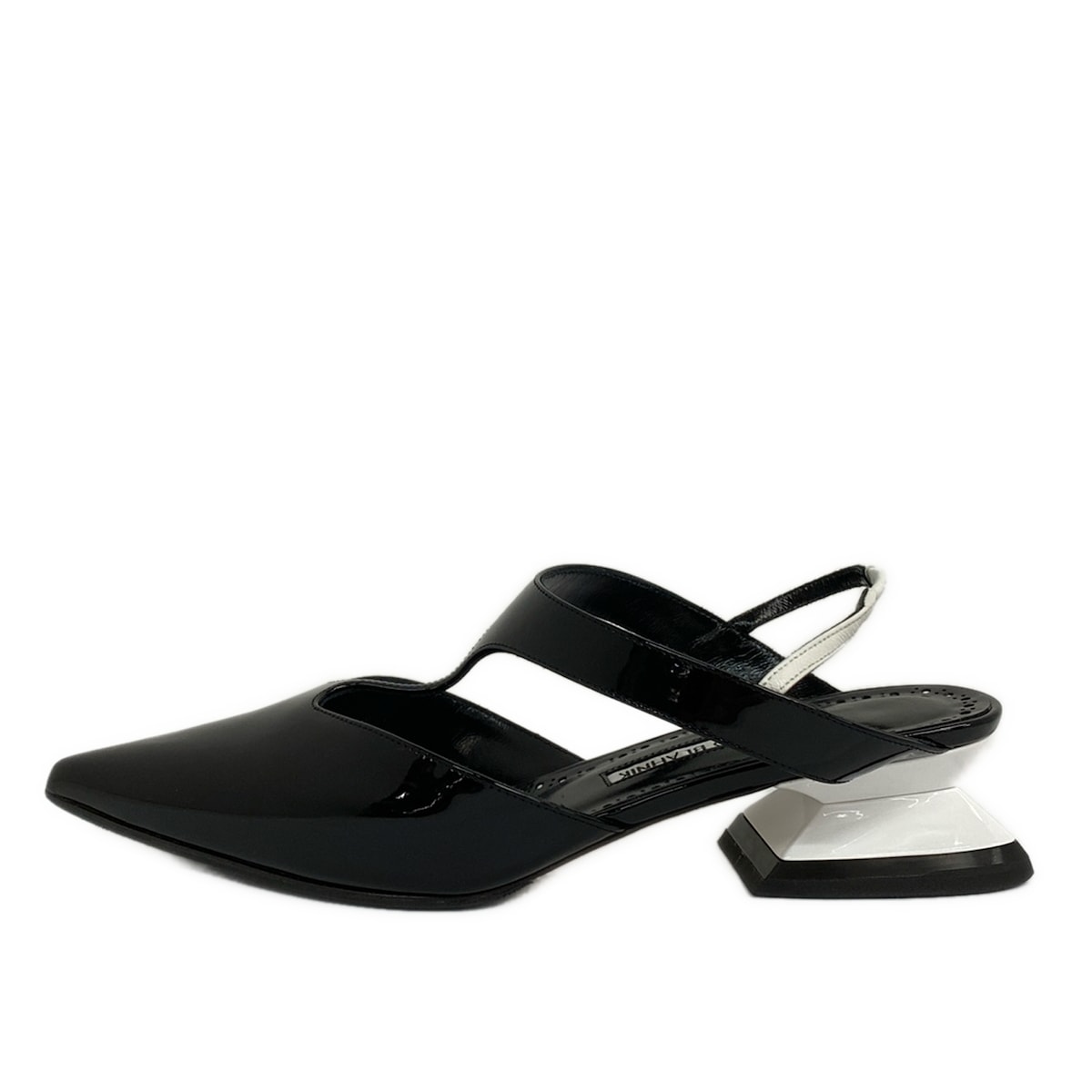 【新着】【中古】MANOLO BLAHNIK(マノロブラニク) サンダル 黒 レザー