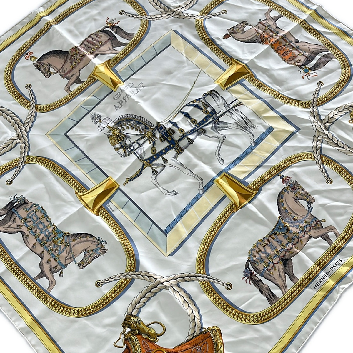 【中古】HERMES(エルメス) カレ90 えり巻き GRAND APPARAT 象牙色×マルチ 地絹