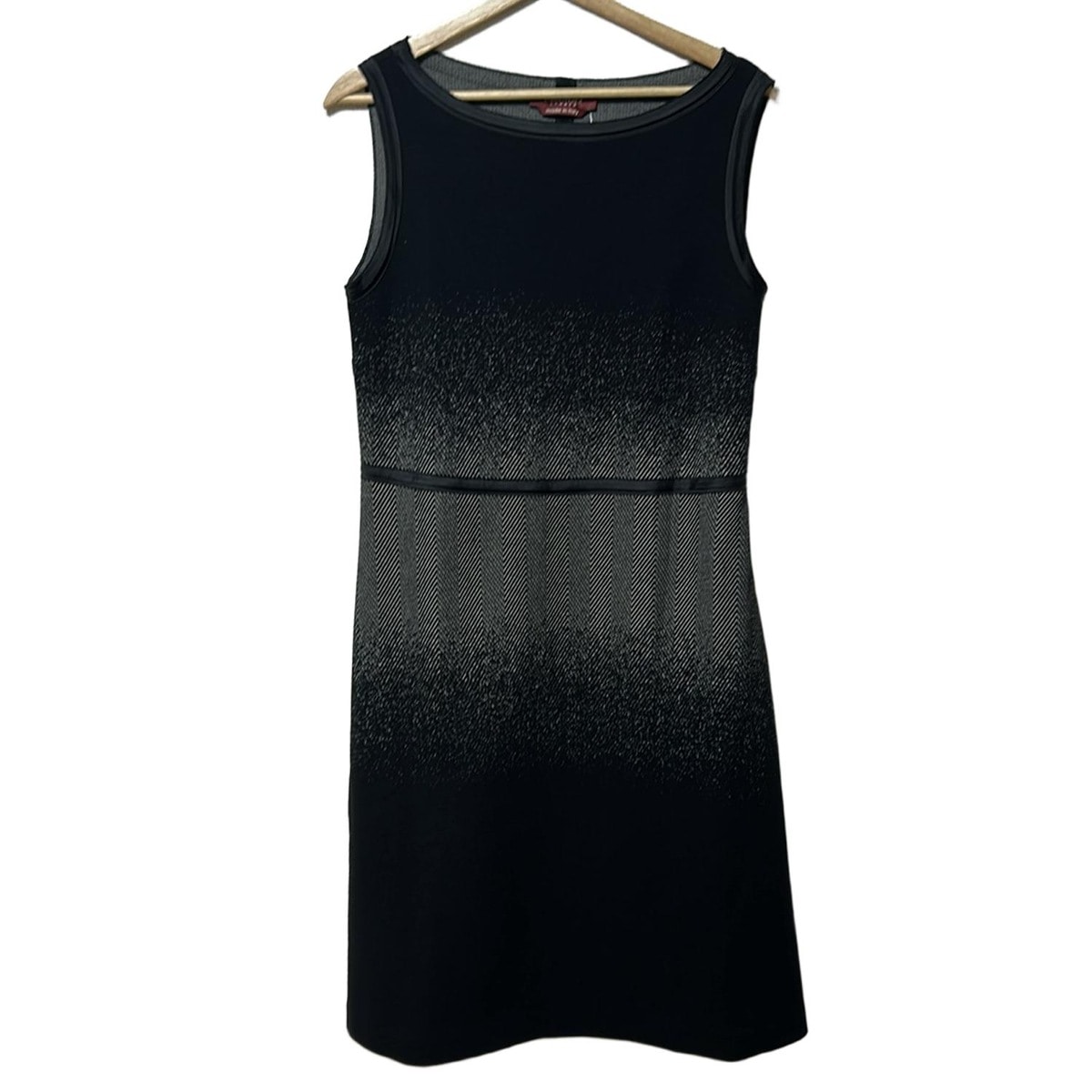 【中古】Max Mara STUDIO(マックスマーラスタジオ) 衣裳 労働者の一団のど首/ノースリーブ/ひざ丈/杉綾模様 黒×点火装置薄墨色