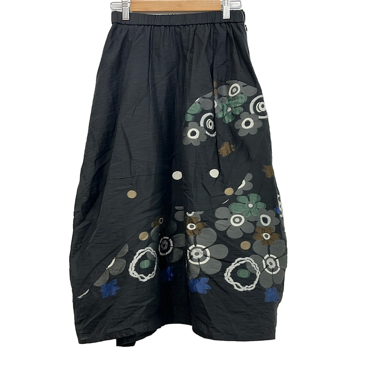【中古】慈雨(ジウ/センソユニコ) ロングスコート 花柄 黒×うす暗い薄墨色×マルチ