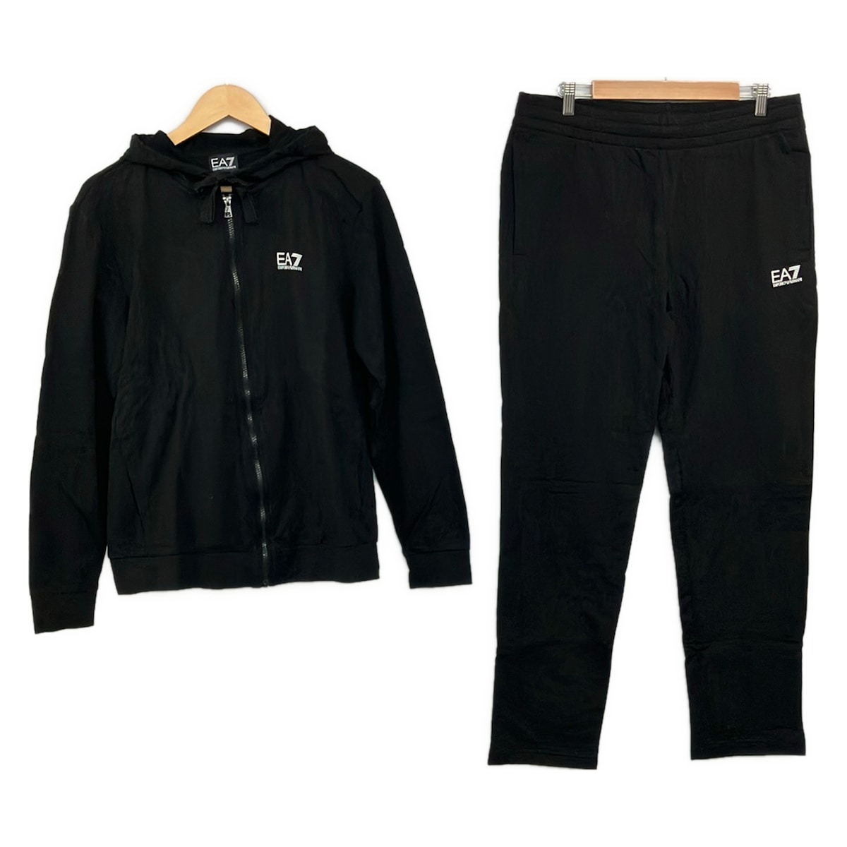 【新着】【中古】EMPORIOARMANI(エンポリオアルマーニ) レディースパンツセットアップ 酉の方角予防医学/ジップアップ/EA7 黒×白