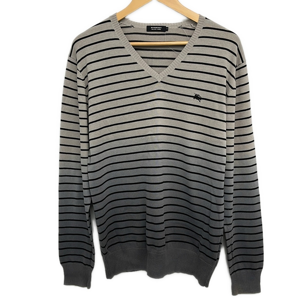 【中古】Burberry Black Label(バーバリーブラックレーベル) 長袖スウェーター Vのど首/間借り人 点火装置薄墨色×うす暗い薄墨色×黒