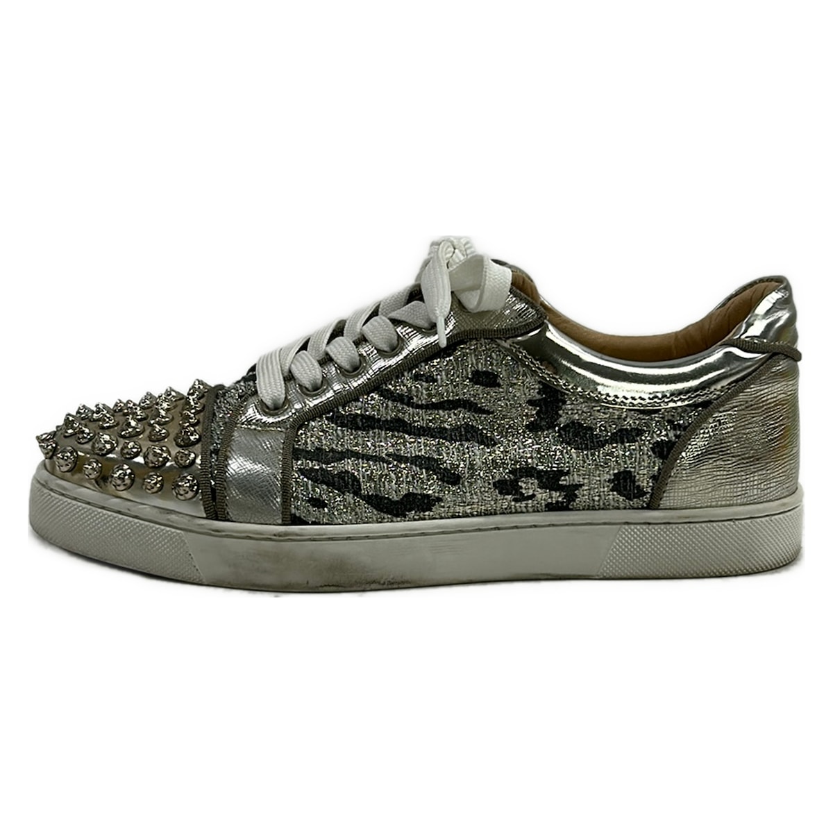 【中古】CHRISTIAN LOUBOUTIN(クリスチャンルブタン) スニーカー スタッズ/インソール取りはらい可 うす暗い薄墨色×しろがね色×点火装置青色 なめし革