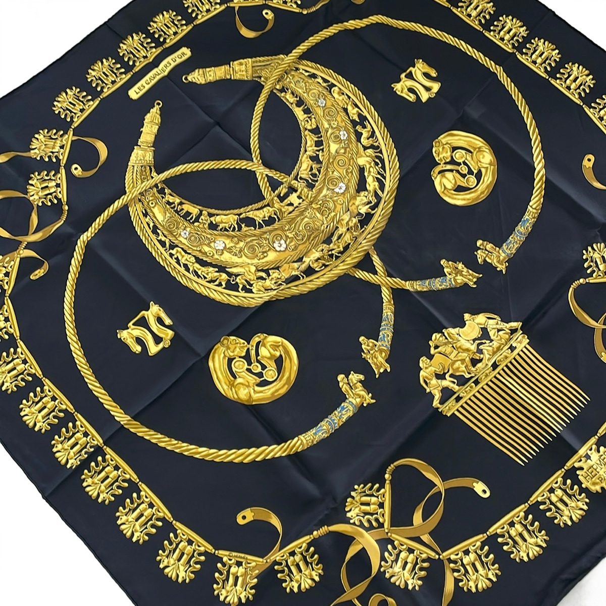 【中古】HERMES(エルメス) カレ90 えり巻き LES CAVALIERS D’OR(先だつもののナイト爵) 黒×黄色×マルチ