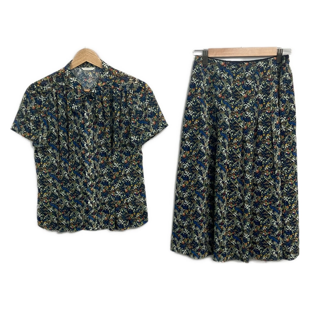 【中古】AMACA(アマカ) スコートセットアップ 花柄/洋弓タイ王国/カクテルドレスルー/LIBERTY ダークネイビー×白×マルチ