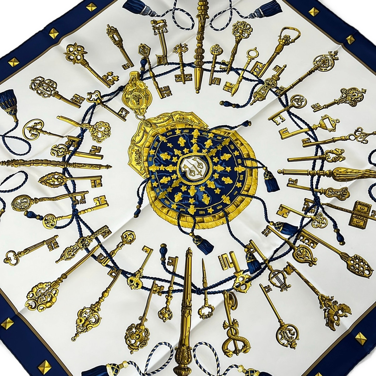 【中古】HERMES(エルメス) カレ90 えり巻き LES CLES/手がかり(鍵) 白×黄色×米国海軍