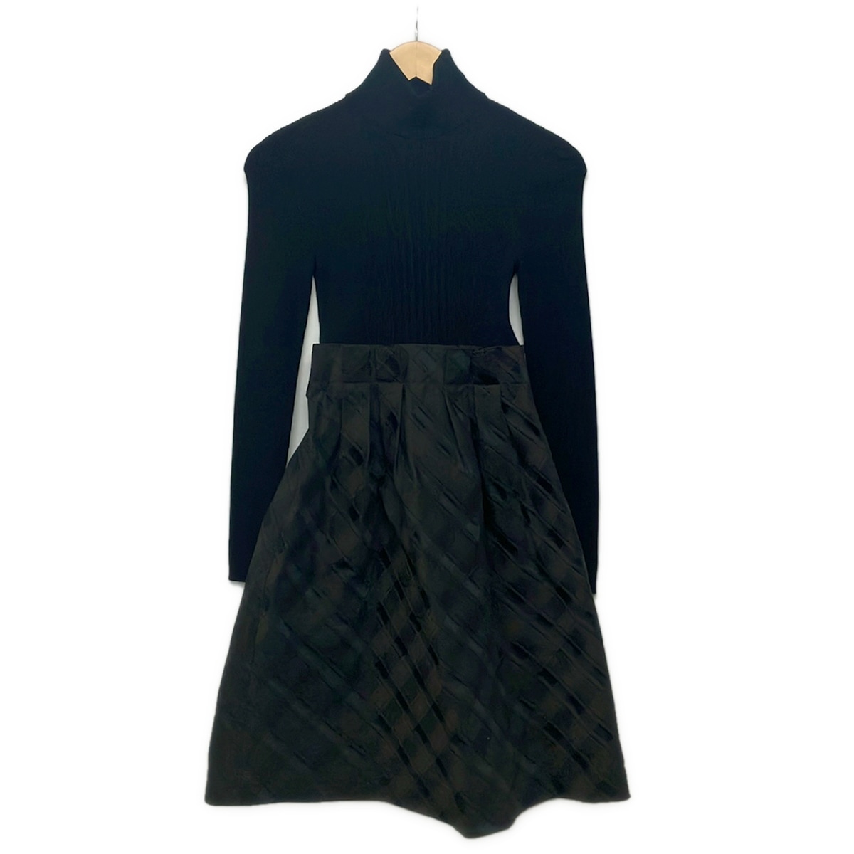 【新着】【中古】Burberry Black Label(バーバリーブラックレーベル) 衣裳 タートルネック/長袖/ひざ丈/編み物/照合のしるし柄 黒×暗然たる赤銅色