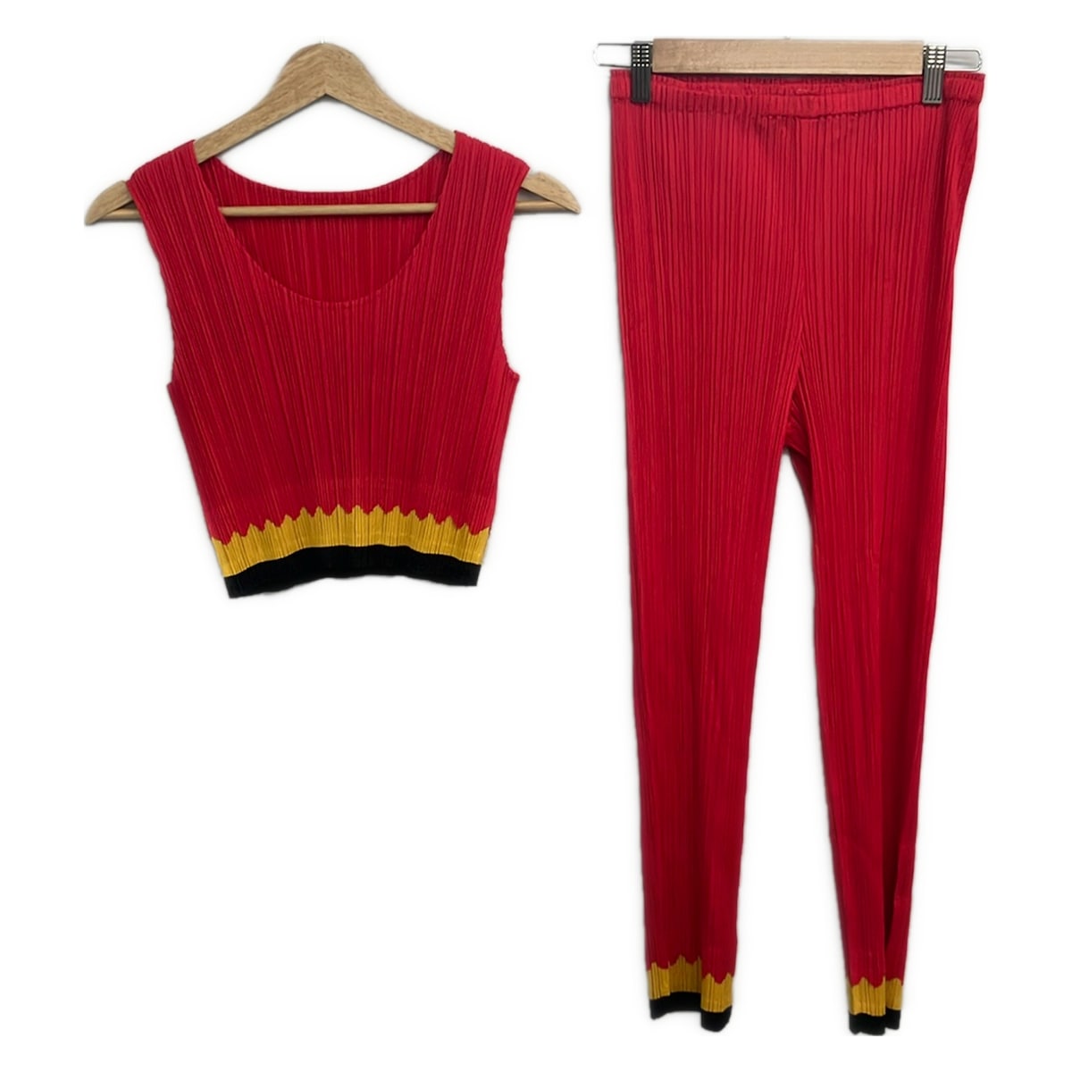 【新着】【中古】PLEATS PLEASE(筋目プリーズ) レディースパンツセットアップ 筋目/酉の方角予防医学/色鉛筆 赤いこと×黄色×黒