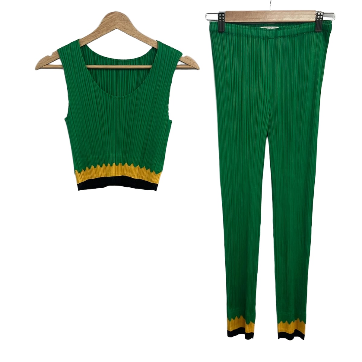 【新着】【中古】PLEATS PLEASE(筋目プリーズ) レディースパンツセットアップ 筋目/酉の方角予防医学/色鉛筆 緑であること×黄色×黒