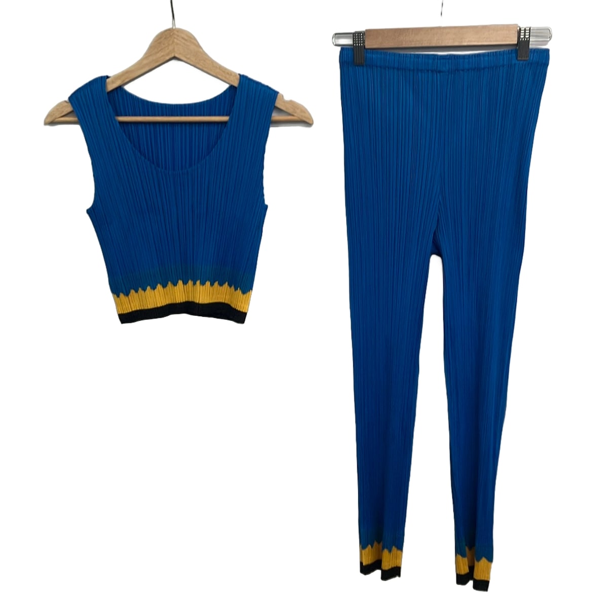 【新着】【中古】PLEATS PLEASE(筋目プリーズ) レディースパンツセットアップ 筋目/酉の方角予防医学/色鉛筆 青碧×黄色×黒