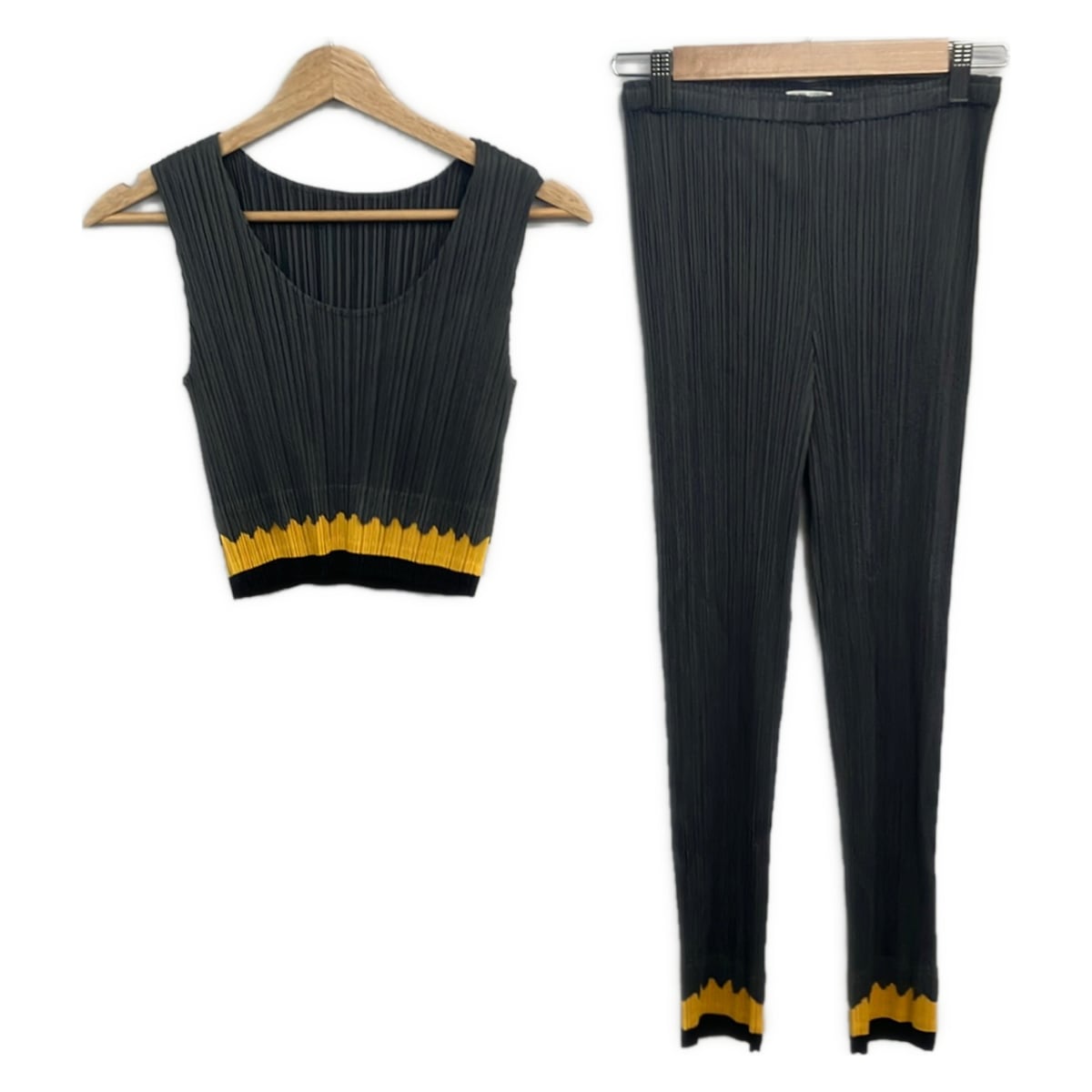 【新着】【中古】PLEATS PLEASE(筋目プリーズ) レディースパンツセットアップ 筋目/酉の方角予防医学/色鉛筆 暗然たる薄墨色×黄色×黒
