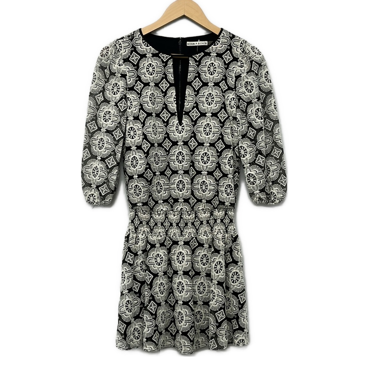 【新着】【中古】alice+olivia(アリスオリビア) 衣装 七分袖/ミニ/刺しゅう 黒×象牙色