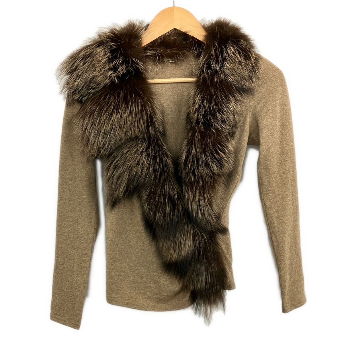 【新着】【中古】FOXEY(フォクシー) 長袖カットソー Vネック/カシミヤ/フォックス/カシュクール ライトブラウン×ダークブラウン|ブランディア 店