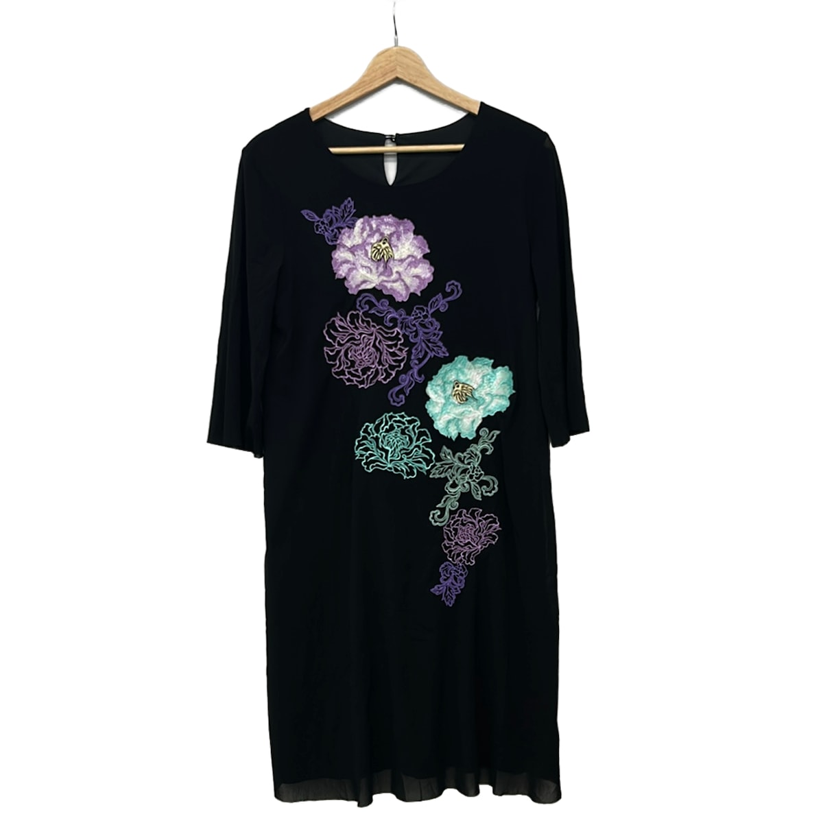 【新着】【中古】VIVIENNE TAM(ヴィヴィアンタム) ワンピース クルーネック/七分袖/ひざ丈/刺繍/フラワー(花) 黒&times;ライトパープル&times;マルチ｜ブランディア　店