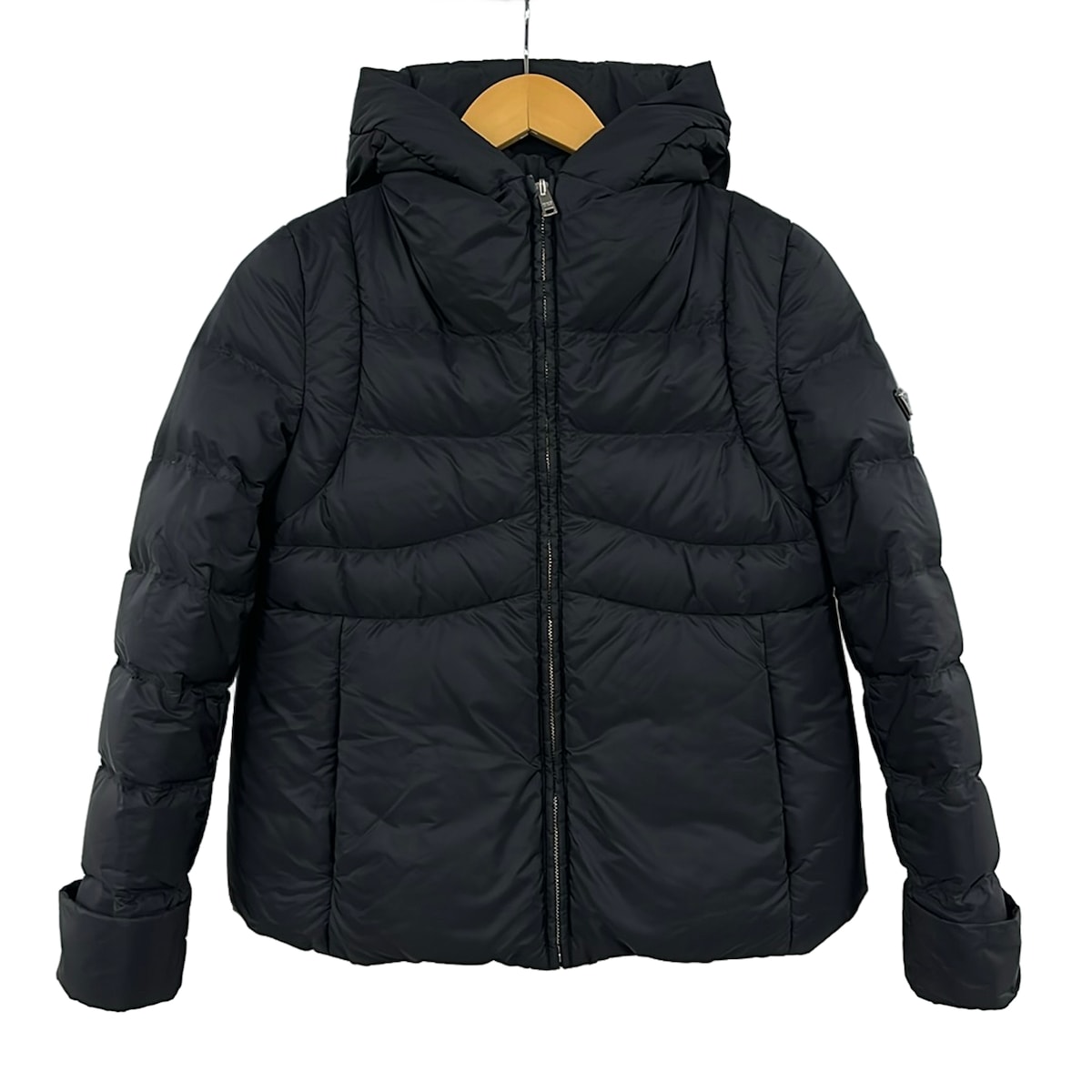 【新着】【中古】PRADA SPORT(プラダスポーツ) ダウンジャケット 長袖/冬 黒｜ブランディア　店