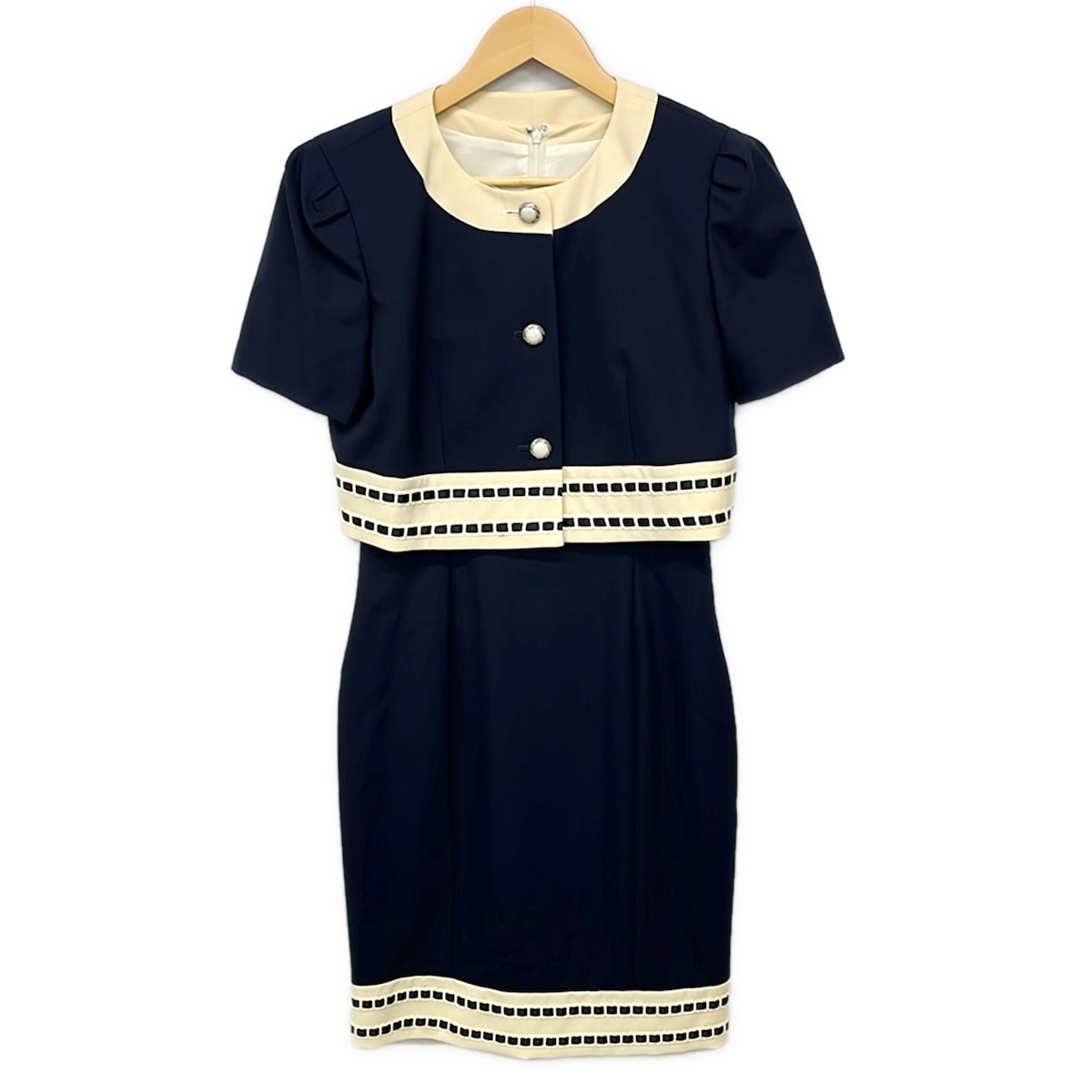 【新着】【中古】COURREGES(クレージュ) ワンピースセットアップ リボン/ノースリーブワンピース/半袖 ダークネイビー&times;アイボリー｜ブランディア　店