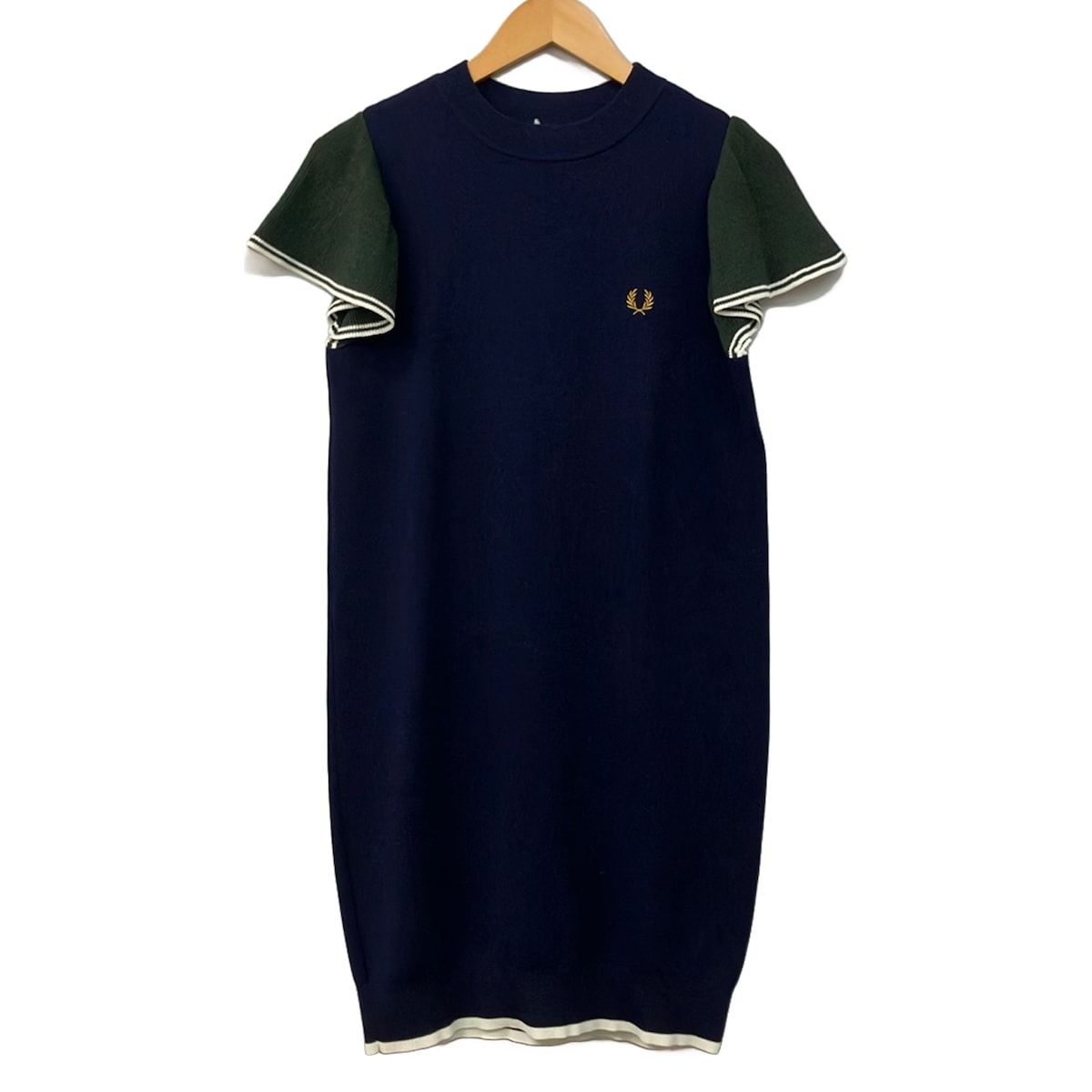 【新着】【中古】FRED PERRY(フレッドペリー) ワンピース ひざ丈/半袖/刺繍/クルーネック/ニット ネイビー×ダークグリーン×白|ブランディア 店