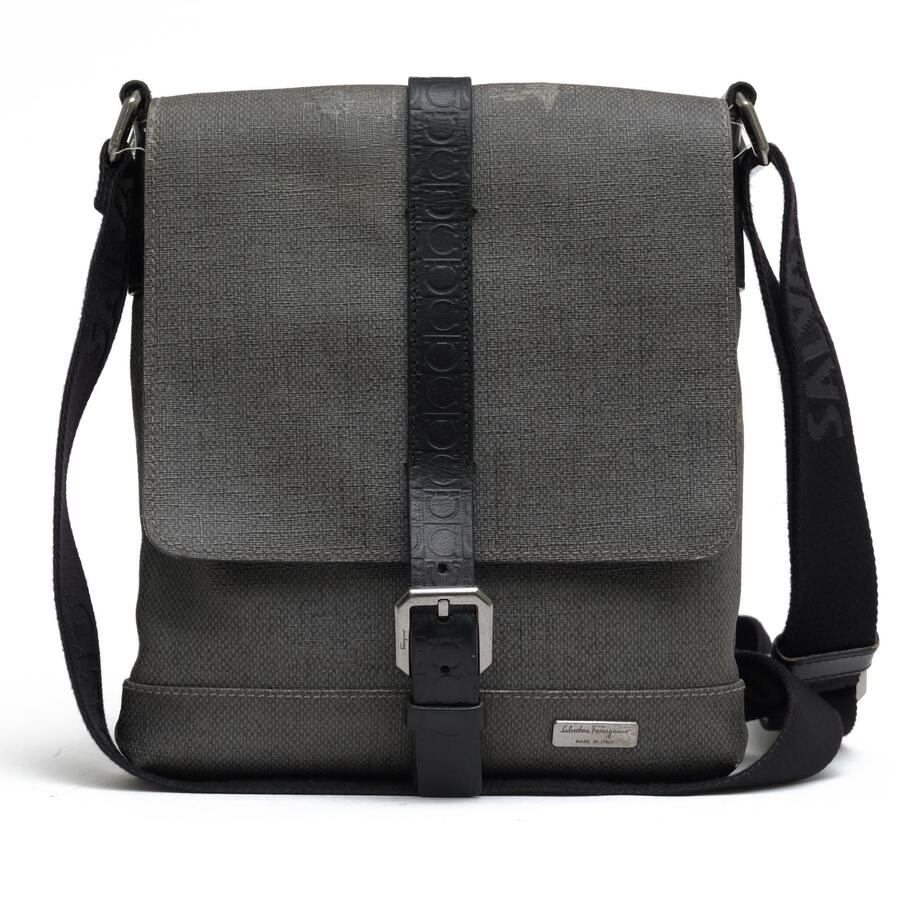 Salvatore Ferragamo ショルダーバッグ フェラガモ FZ-24 9335 PVC上塗り帆布 牛皮 下げ翼式  【中古】