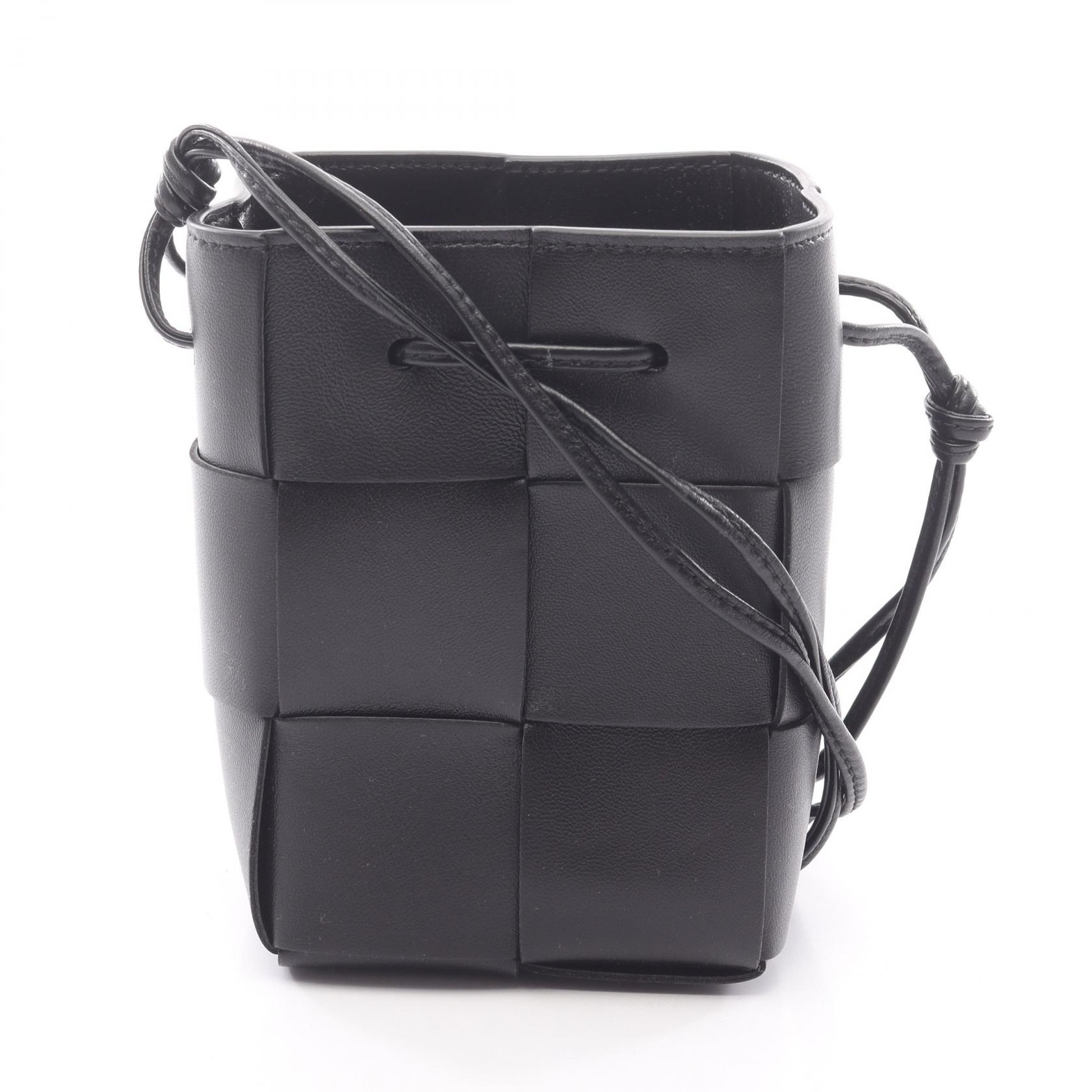 ≪5％OFFクーポン対象＆まとめ買い10%OFF≫ボッテガヴェネタ BOTTEGA VENETA ミニ カセット クロスボディバケット ショルダーバッグ バッグ レザー レディース ブラック系 680217VCQC48425 【新品】