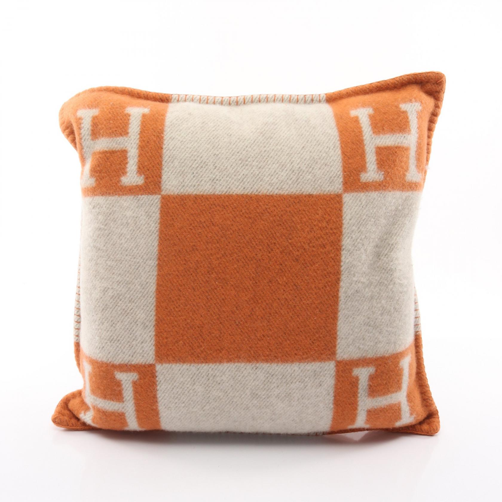 ≪5％OFFクーポン対象＆まとめ買い10%OFF≫エルメス HERMES アヴァロンPM エクリュ ポティロン クッション アクセサリー ウール カシミヤ メンズ レディース ベージュ系 / オレンジ系 【中古】