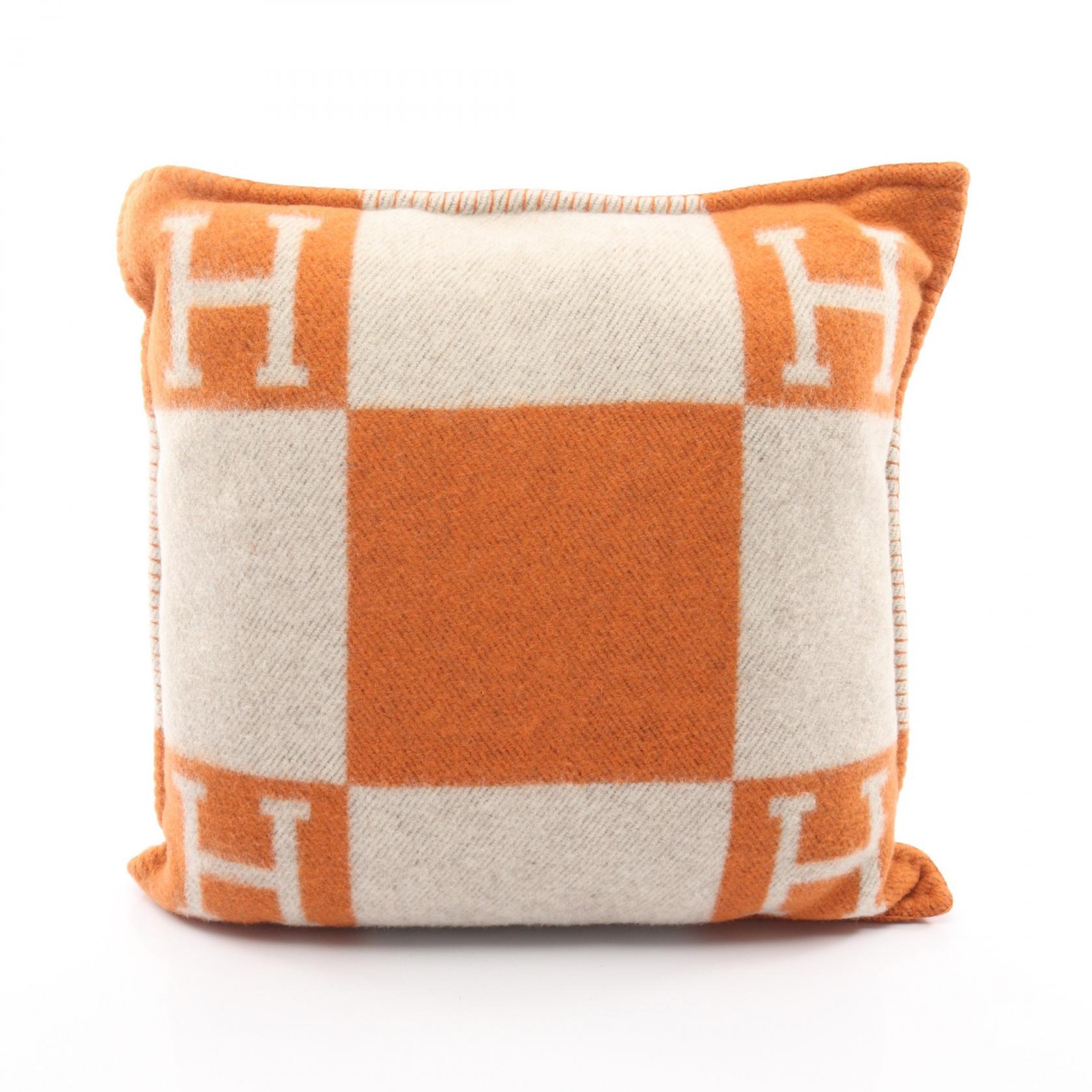 ≪5％OFFクーポン対象＆まとめ買い10%OFF≫エルメス HERMES アヴァロンPM エクリュ ポティロン クッション アクセサリー ウール カシミヤ メンズ レディース ベージュ系 / オレンジ系 【中古】