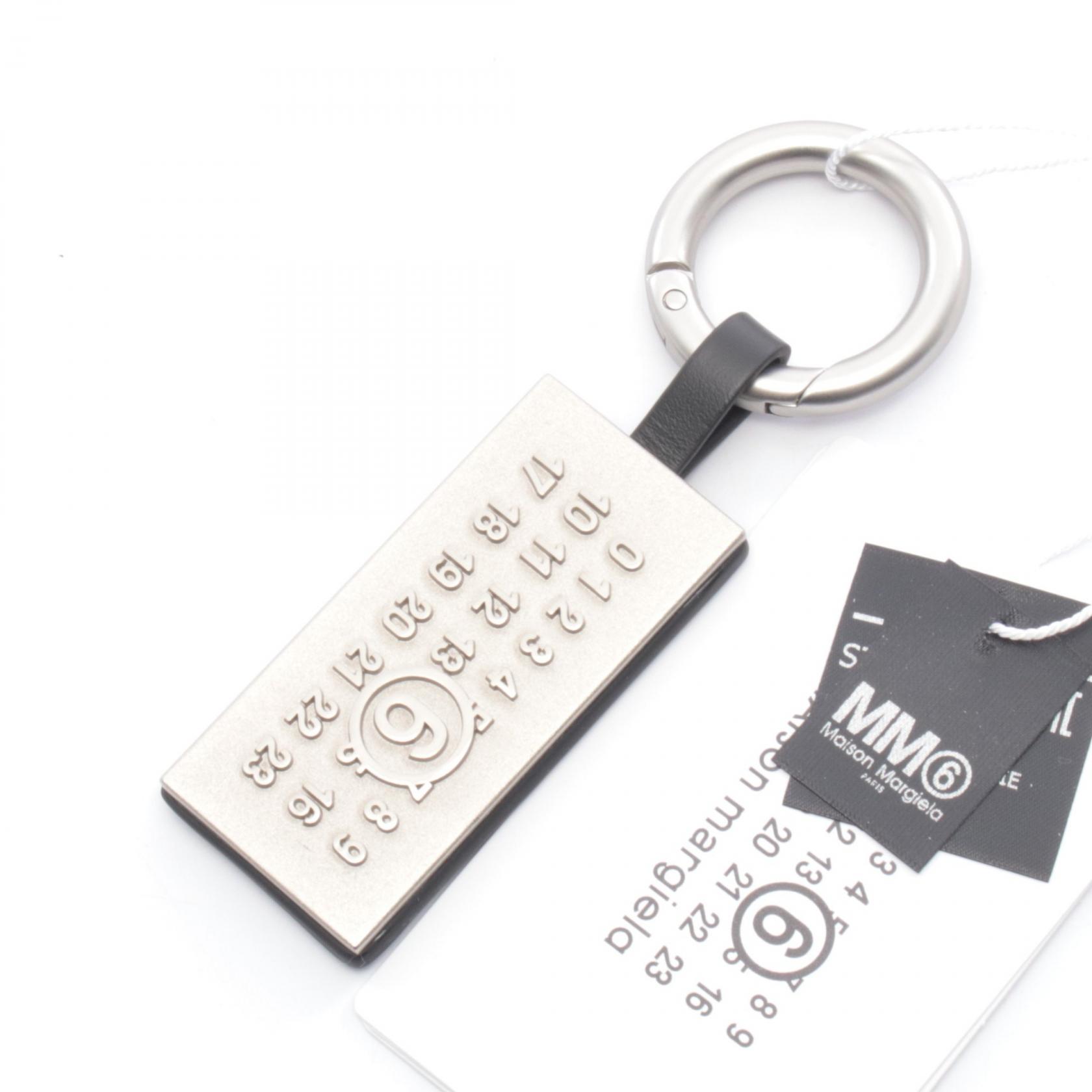 エムエムシックス MM6 ニューメリック タグ チャーム アクセサリー レザー メタル メンズ レディース シルバー系 / ブラック系 SA5UA0005P8885T8013 【新品】