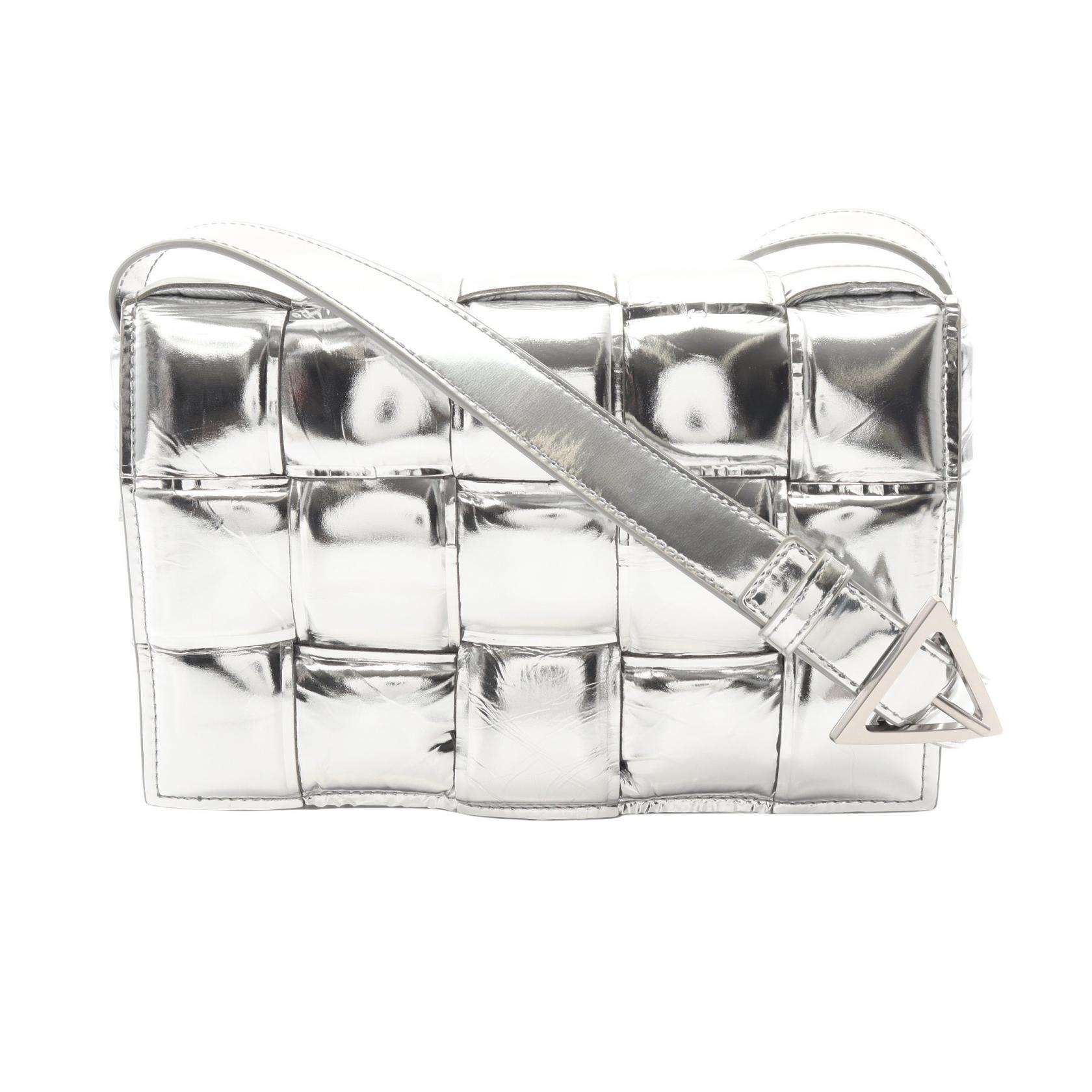 【ポイント5倍｜4/18 0:00～4/20 23:59】ボッテガヴェネタ BOTTEGA VENETA パデット カセット イントレチャート ショルダーバッグ バッグ レザー レディース シルバー系 591970 【中古】 105,000円