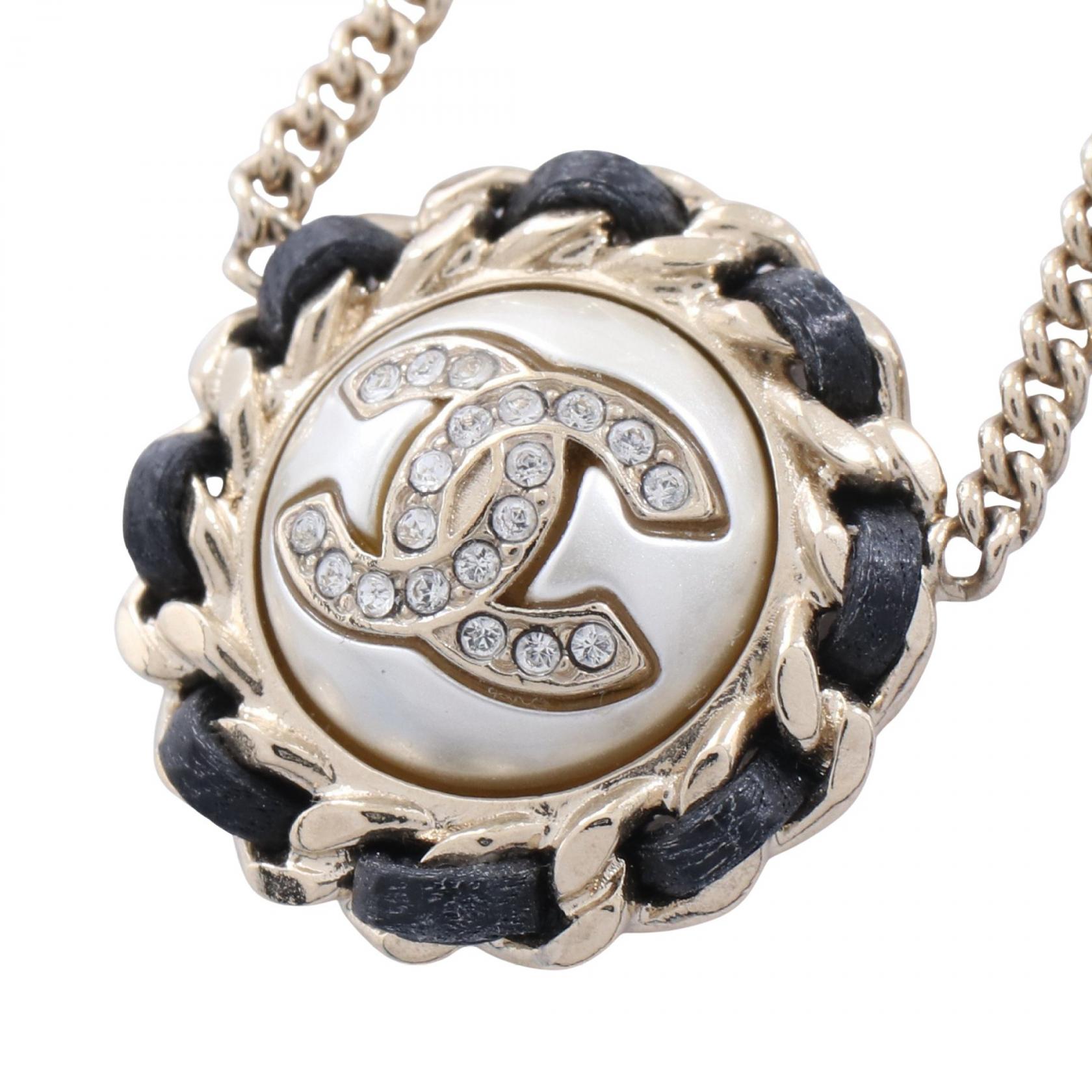 ≪5%OFFクーポン＆まとめ買い10% ～7/26 9:59〆≫シャネル CHANEL ココマーク サークル ネックレス ジュエリー GP（ゴールドメッキ） レザー フェイクパール / ラインストーン レディース ゴールド系 / クリア系 / ホワイト系 B21K 【中古】｜BRANDOFF TOKYO